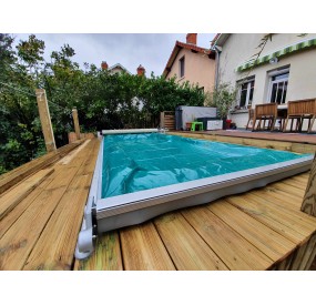 Couverture enroulable verte.