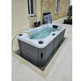spa solo  avec musique bluetooth et angles éclairés