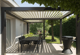 S’abriter avec la pergola bioclimatique…